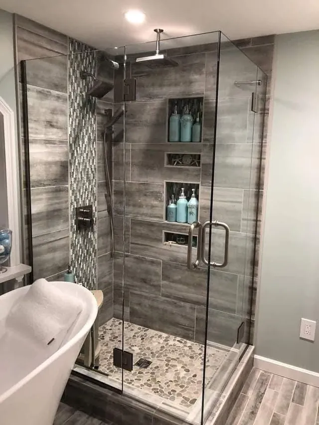 Bad mit freistehender Wanne, Glasdusche und Mosaikstreifen