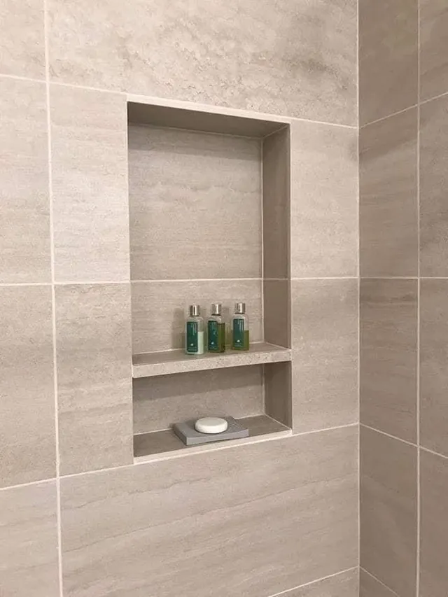 Detail: zwei eingelassene Ablagenischen in Beigetönen