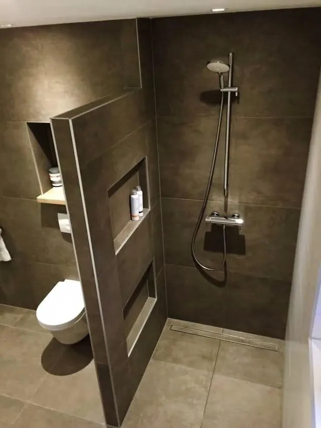 Dusche in Anthrazit mit drei eingelassenen Ablagenischen