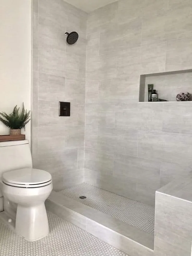 Helle bodengleiche Dusche mit eingelassener Ablagenische