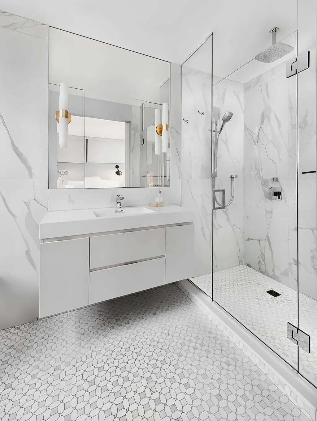 Dusche in Marmoroptik mit Hexagon-Mosaik als Bodenbelag