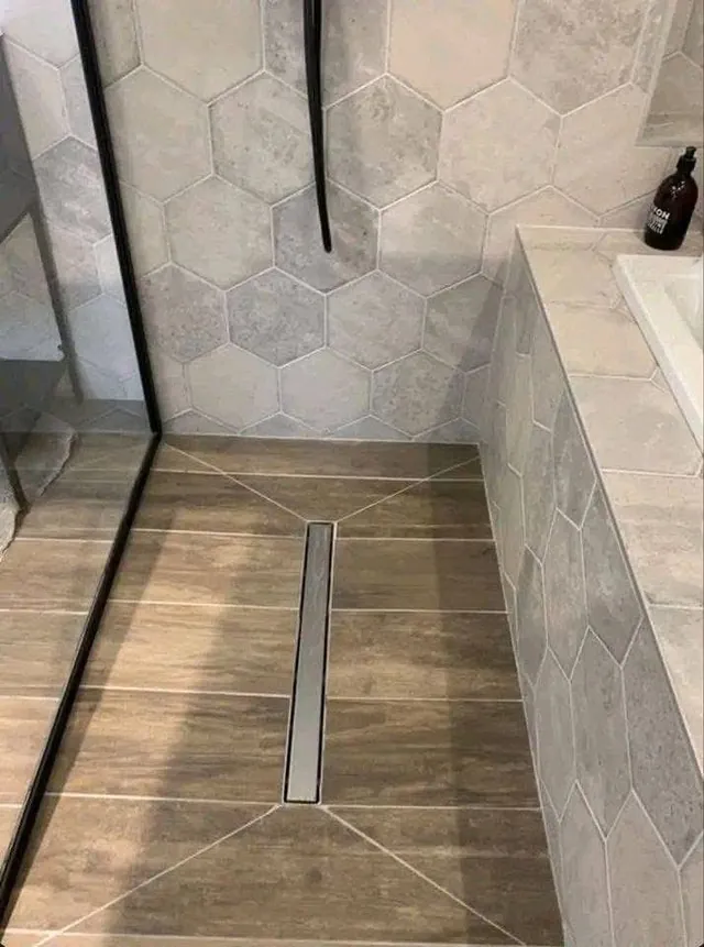 Hexagon-Mosaik im präzisen Übergang zu Holzoptikfliesen