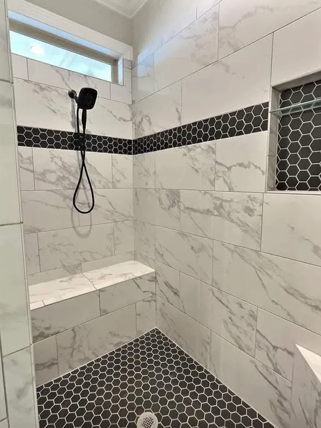 Marmorfliesen mit schwarzem Hexagon-Mosaik als Duschboden