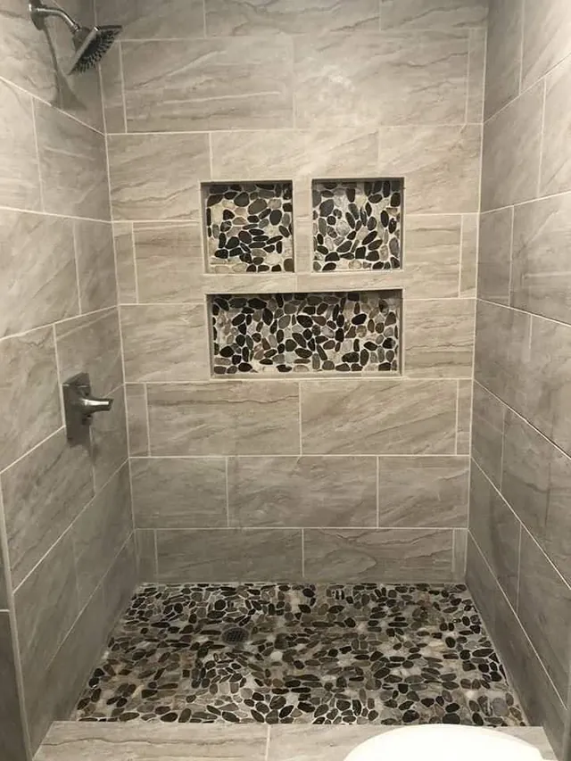 Duschnischen mit Kieselmosaik und passendem Mosaikboden