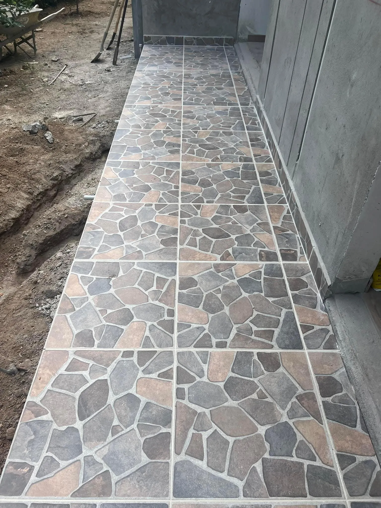 Polygonalplatten aus Naturstein als Bodenbelag im Außenbereich